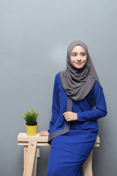 Hijab fashion.Cute muzułmańskiej dziewczyny noszącej hidżab i tradycyjne ubranie.Fashion for eid uroczystości. - Zdjęcie, obraz