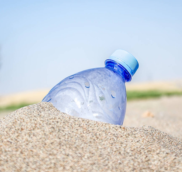 Plastikowa butelka w koncepcji piasku pragnienia - Zdjęcie, obraz