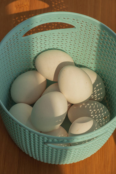 natürliche hausgemachte Eier in einem Tablett. Ansicht von oben. Eierschale vorhanden. Osterkonzept. Konzept der natürlichen Eier. Ei Hühnerei vorhanden. Ökoprodukt Bio-Lebensmittel. Ostereier ökologisch - Foto, Bild