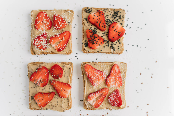 toast bread with peanut paste and strawberries - Fotografie, Obrázek