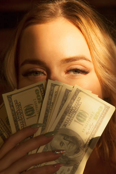 Πορτρέτο του ευτυχισμένη νεαρή όμορφη γυναίκα με δολάρια ΗΠΑ λογαριασμούς  - Φωτογραφία, εικόνα