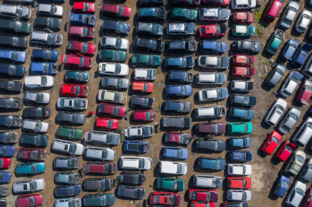 Scrapyard Aerial View. Vieilles voitures rouillées corrodées dans la casse de la voiture. Industrie du recyclage automobile d'en haut
.  - Photo, image