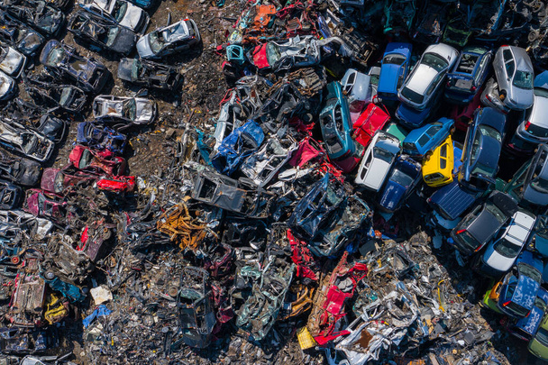 Hulladéklerakó Aerial View. Régi rozsdás rozsdás autók a roncstelepen. Gépjármű-újrafeldolgozó ipar felülről.  - Fotó, kép