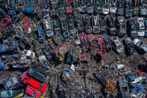 Vista aérea de Scrapyard. Viejos coches oxidados corroídos en el depósito de chatarra. Industria del reciclaje de automóviles desde arriba
.  - Foto, Imagen
