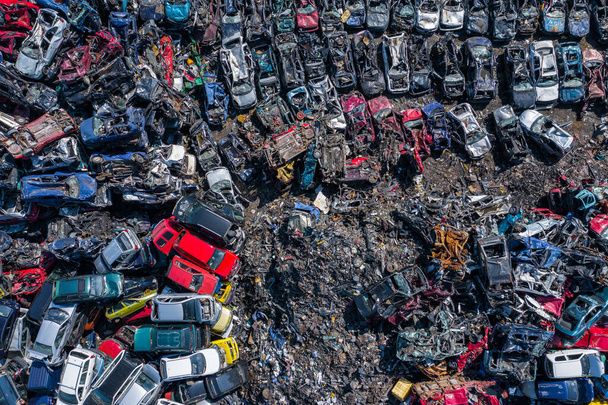Hulladéklerakó Aerial View. Régi rozsdás rozsdás autók a roncstelepen. Gépjármű-újrafeldolgozó ipar felülről.  - Fotó, kép