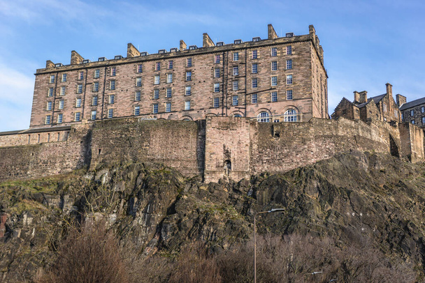 Vista esterna della nuova caserma su una rocca del castello, parte del castello nella città di Edimburgo, Regno Unito
 - Foto, immagini