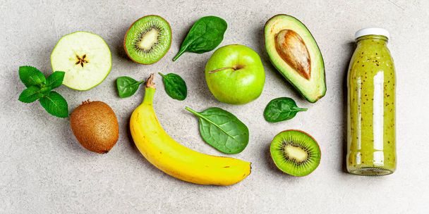 Kiivit hedelmät smoothie ja ainesosat pöydällä. Kiivi vihreä smoothie banaani, avokado, omena, pinaatti, chia siemeniä. Terveellinen kesädrinkki. Ruokavalio, superruoat, detox, terveellinen ruoka, kasvisruoka käsite - Valokuva, kuva