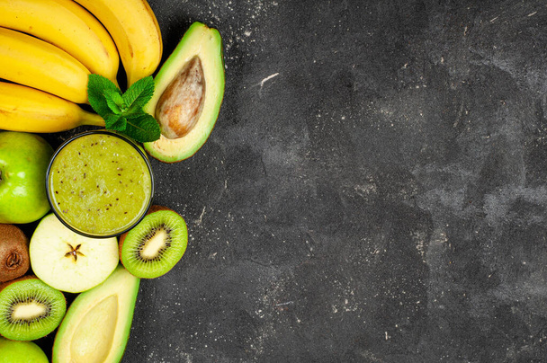 Zielony koktajl z bananem, awokado, jabłko, szpinak, nasiona szpinaku. Zdrowy letni drink. Dieta, superżywność, detoks, zdrowe jedzenie, wegetariańska koncepcja. Przestrzeń kopiowania - Zdjęcie, obraz