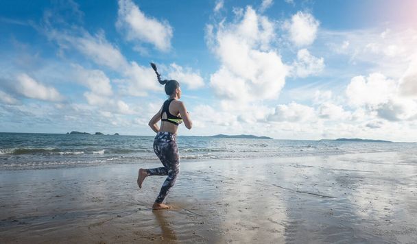 Junge Frau läuft am Strand - Foto, Bild
