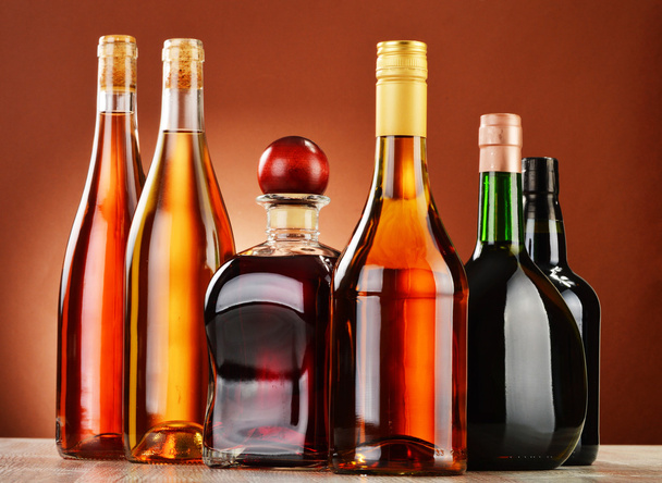 Bottiglie di bevande alcoliche assortite
 - Foto, immagini