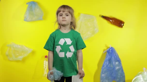 Chica activista con paquetes de celofán y papel. Reducir la contaminación plástica. Salvar el medio ambiente ecológico
 - Metraje, vídeo