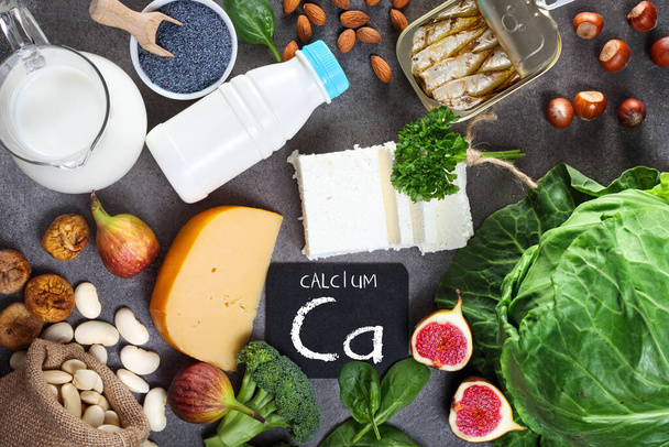 カルシウムが豊富な食品。健康的な食事。トップ表示 - 写真・画像