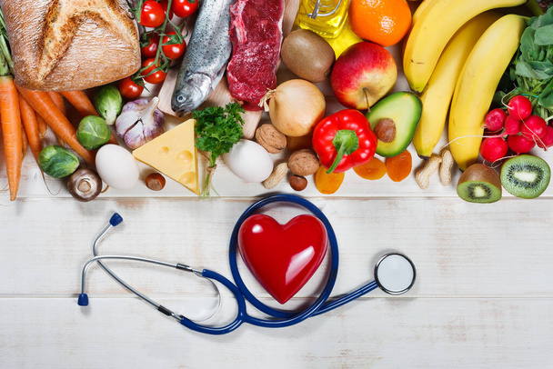 Gezond levensstijl en gezondheidszorg concept. Gezond eten, hart en stethoscoop - Foto, afbeelding