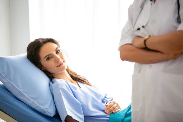 Lääkäri tarkistaa ja keskustella potilaan kanssa klinikalla tai lääkärin puhua naispotilaan sairaalassa - Valokuva, kuva