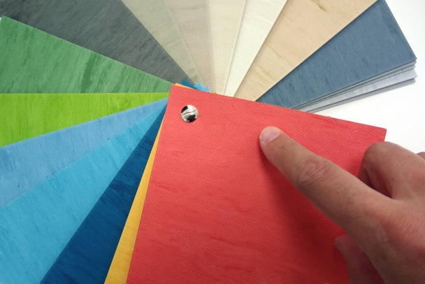 designer escolher cor de um catálogo de gráfico de cores de tecido
 - Foto, Imagem