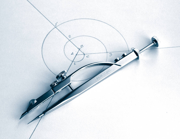 vintage classic piirustus työkalu: pieni ympyrä compas - Valokuva, kuva