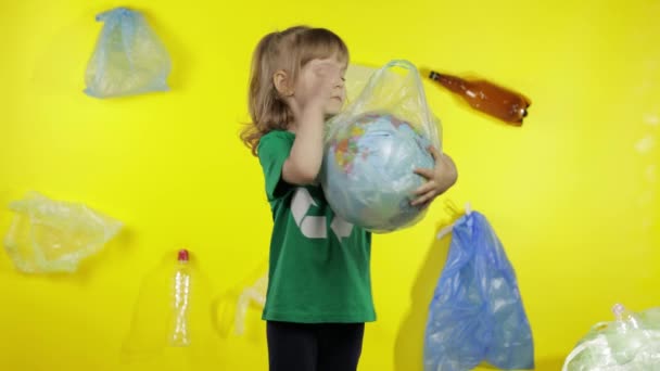 Chica activista hace globo terráqueo libre de paquete de plástico. Reducir la contaminación de la basura. Guardar la ecología
 - Metraje, vídeo