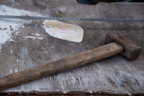 Vecchio martello su un vecchio tavolo di legno
. - Foto, immagini