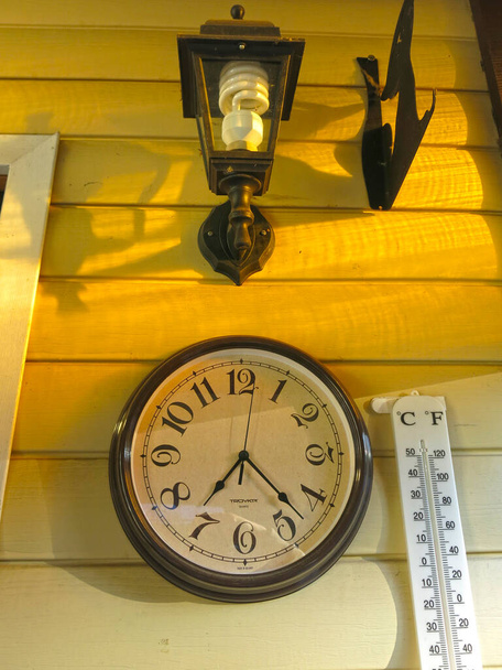vanha kello talon seinällä, lyhty ja lämpömittari - Valokuva, kuva