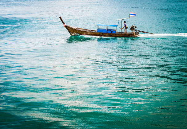 Barco de cauda longa na ilha Phiphi
 - Foto, Imagem