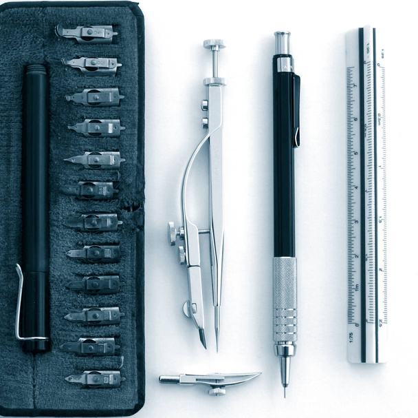 Ensemble d'outils de dessin de dessin classique : boussole, règle, crayon mécanique et stylo technique vue zénitale sur fond blanc
 - Photo, image