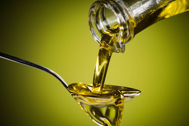 olive oil flowing to the spoon - Valokuva, kuva