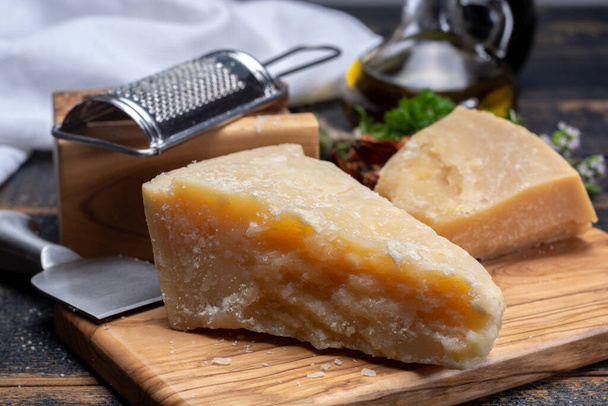 Tradycyjne włoskie jedzenie - 36 miesięcy dojrzewania w jaskiniach Włoski parmezan twardy ser z Parmigiano-Reggiano, Włochy - Zdjęcie, obraz