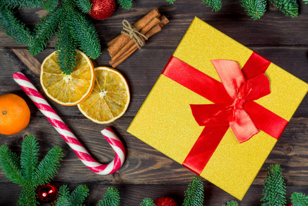 top view ajándék, karácsonyi gyertyák és nyalóka fenyővel - Fotó, kép
