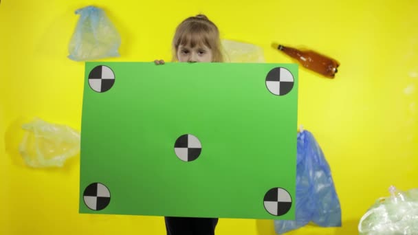 Attivista ragazza in possesso di poster chiave chroma con punti di tracciamento. Ambiente rifiuti plastica inquinamento
 - Filmati, video