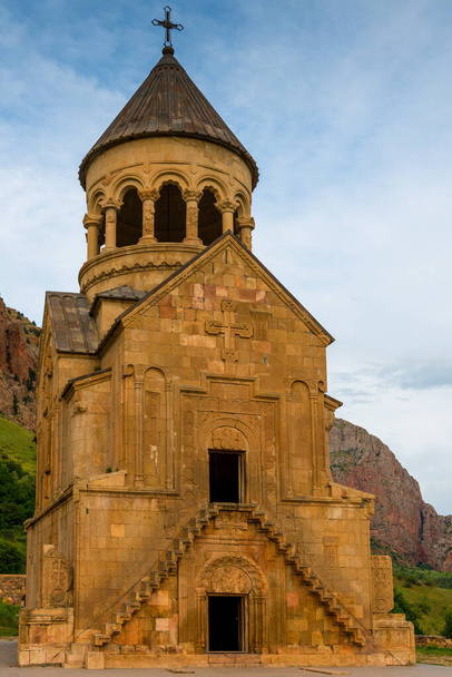 Słynny klasztor prawosławny Noravank wśród gór w Armenii - Zdjęcie, obraz