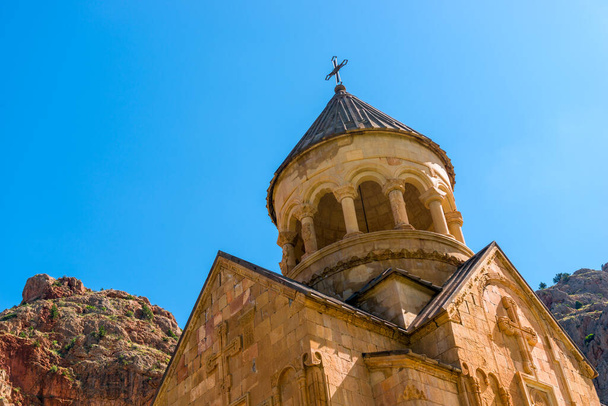 Widok dzwonnicy prawosławnego klasztoru Noravank w słoneczny dzień, Armenia - Zdjęcie, obraz
