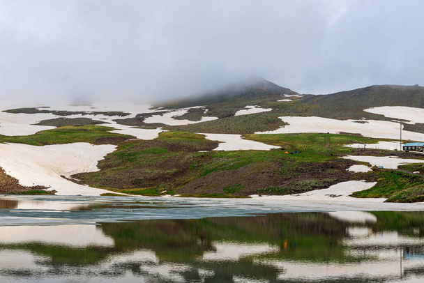 Alpenmeer Kari in de bergen van Armenië in de zomer  - Foto, afbeelding
