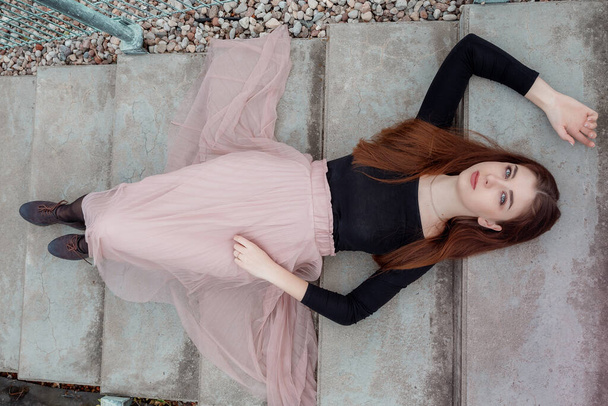Seksikäs tyttö vaaleat hiukset makaa portaat puistossa - Valokuva, kuva