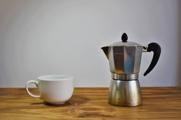 白いカップのコーヒーメーカー - 写真・画像