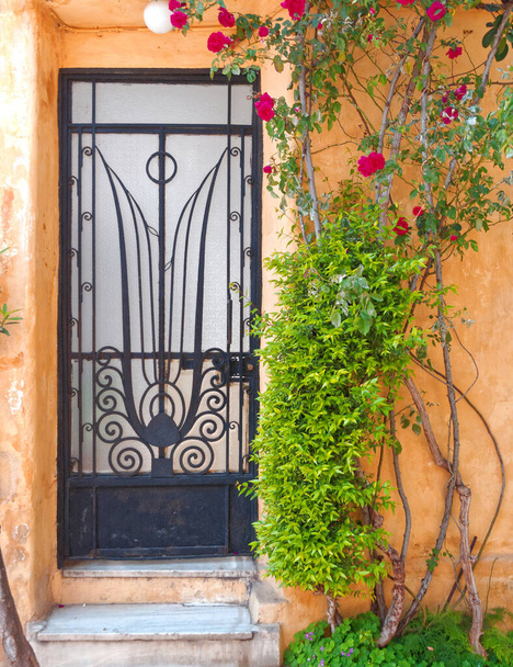 アテネギリシャ、ヴィンテージメタルとガラスの家のドア、アクロポリスの下anafiotika絵の近所 - 写真・画像