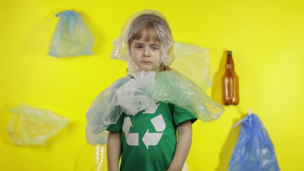 Menina voluntária em embalagens de plástico no pescoço e na cabeça. Reduzir a poluição do plástico. Salvar ecologia
 - Filmagem, Vídeo