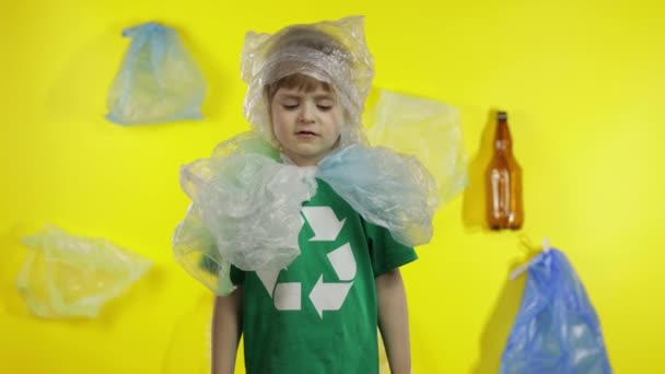 Chica voluntaria en paquetes de plástico en su cuello y cabeza. Reducir la contaminación plástica. Guardar la ecología
 - Metraje, vídeo