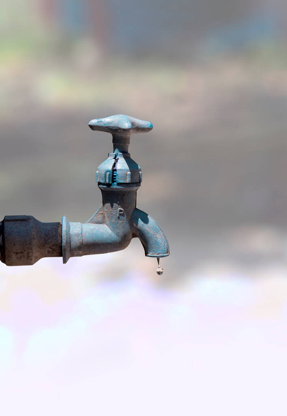 Лента с ржавой водой показывает нам, как вода важна для жизни и жизни
 - Фото, изображение