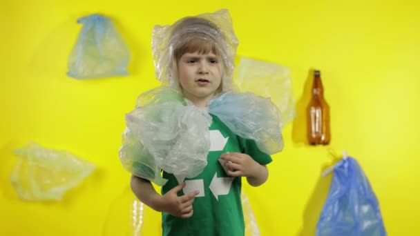 Chica activista libre de paquetes de plástico en su cuello y cabeza. Contaminación plástica. Guardar la ecología
 - Metraje, vídeo