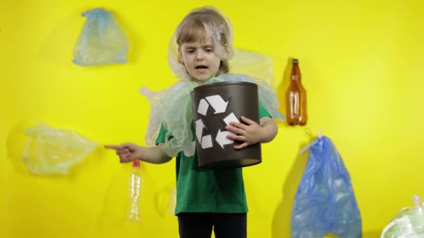 Ativista menina livre de pacotes de plástico em seu pescoço e cabeça. Poluição plástica. Salvar ecologia
 - Filmagem, Vídeo