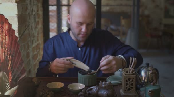Bolde man haciendo una ceremonia tradicional del té chino
 - Imágenes, Vídeo
