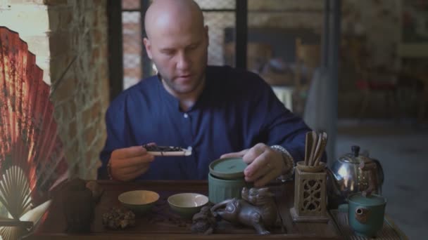 Mestre derrama folhas de chá com água. Cerimônia do chá
 - Filmagem, Vídeo