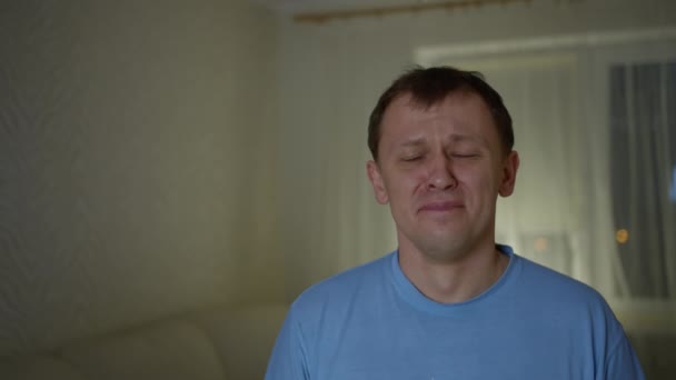 Un homme pleure, se tient juste devant la caméra, prend une serviette en papier tendue
 - Séquence, vidéo
