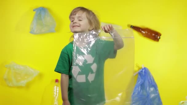 Aktivistin mit Zellophan und Papierverpackungen. Verringerung der Plastikverschmutzung. Rettet die Umwelt - Filmmaterial, Video