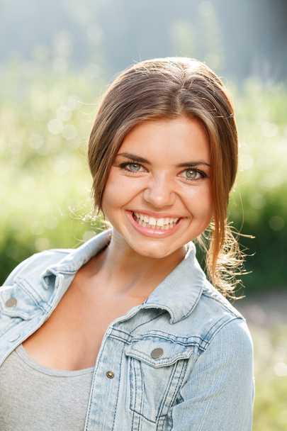 schönes Teenager-Mädchen lächelt - Foto, Bild