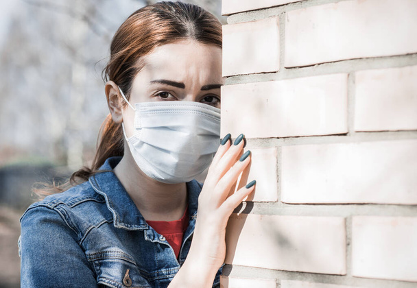 Fermate il virus! Donna in tessuto maschera protettiva. Distanza sociale
  - Foto, immagini