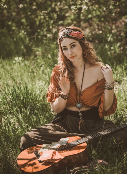 Zigeuner-Lebensstil, moderne rumänische Zigeunerin in der Natur - Foto, Bild