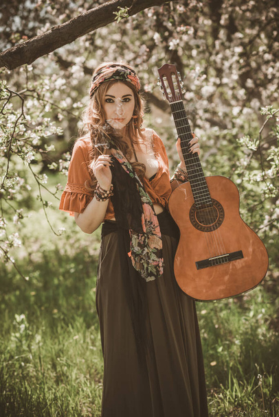 Gypsy životní styl, cikánská moderní rumunská dívka v přírodě - Fotografie, Obrázek