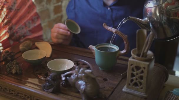 Adam çaydanlığa sıcak su döker. Çin Çay Seremonisi - Video, Çekim