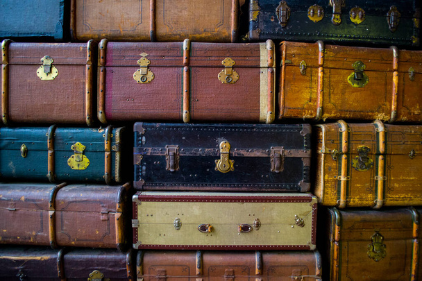 Valigie da viaggio e bagagli vintage accatastati
 - Foto, immagini